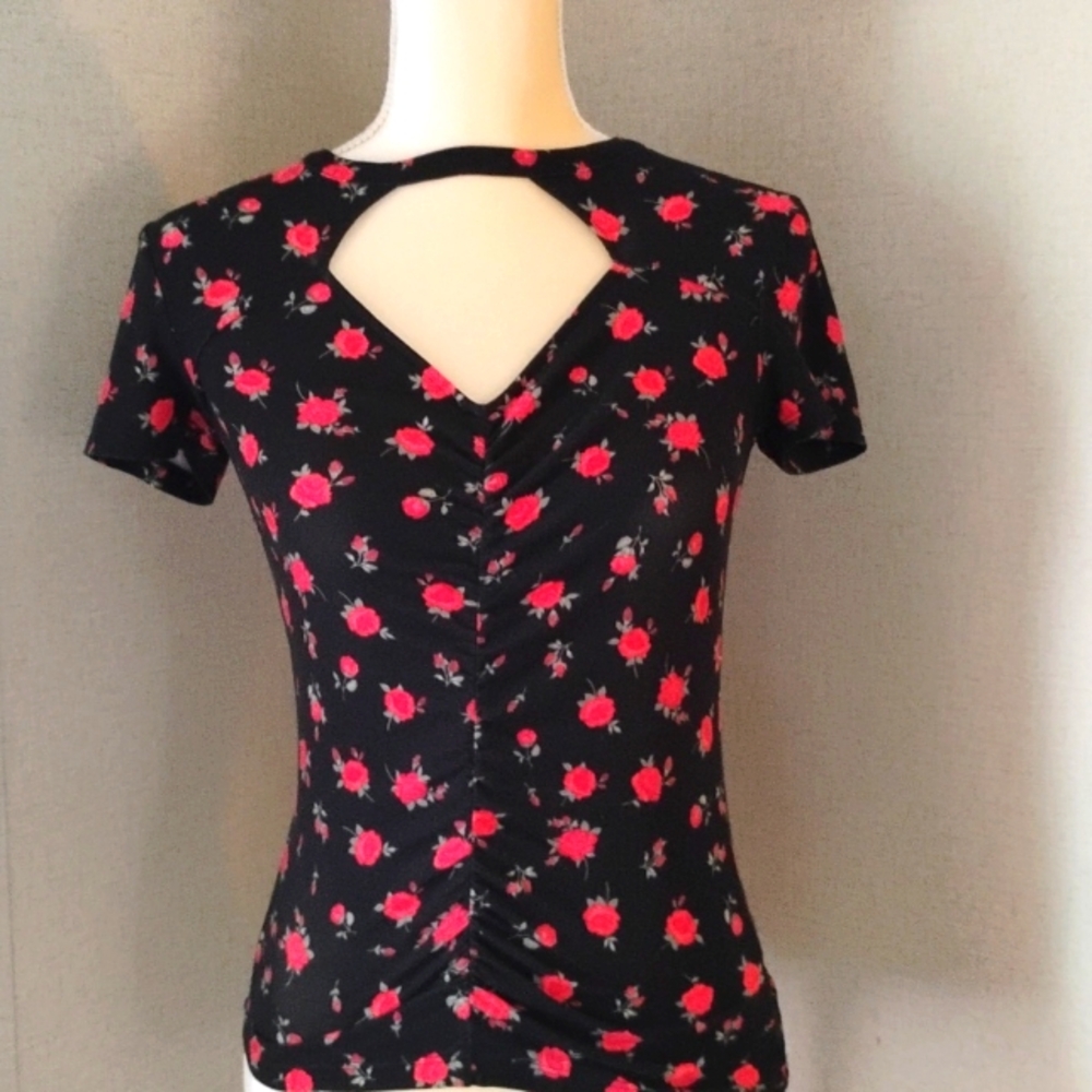 5/$20 No Boundaries Small black top with red roses